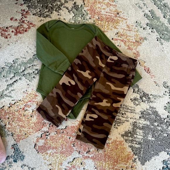 Carter’s Baby Toddler Boy Green Onesie and Camouflage PJ Pants Set Sz 18 Months - Picture 8 of 9